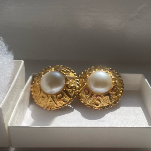 Authentic Vintage Chanel Clip Ons - Picture 3 of 9